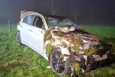 Auto belandt zwaar beschadigd onderaan dijk in Lienden