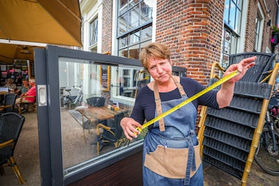 Boa met meetlint langs terrassen, horecaondernemers woedend: ‘Ze hebben er nooit moeilijk over gedaan’