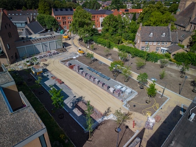 Raadhuisplein in Huissen maakt gedaanteverwisseling door: van grauwe parkeerplaats naar stadspark