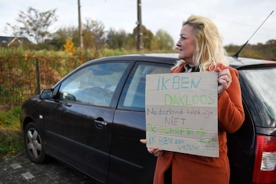 ‘Nederland helpt mij niet’: werkende vrouw leeft noodgedwongen in haar auto