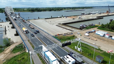 Vrachtverkeer kan mogelijk tot einde van de zomer niet over Merwedebrug rijden