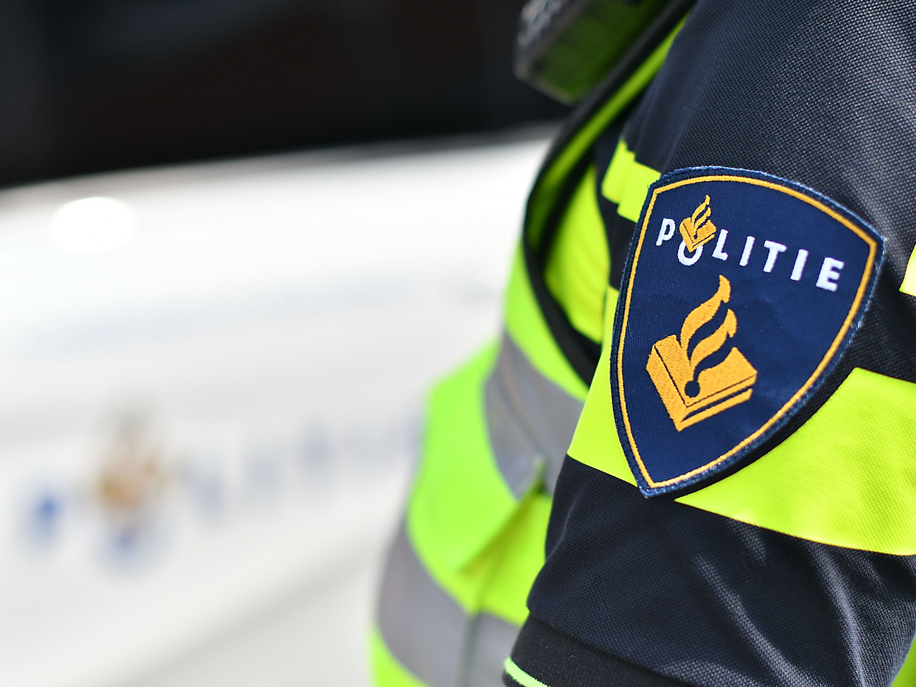 Vrouw (87) met veel geweld beroofd in haar huis in Breukelen, agenten ...