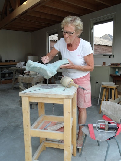 Mookse kunstenaar Saskia Bakker exposeert jubileummaand lang in atelier Gennep