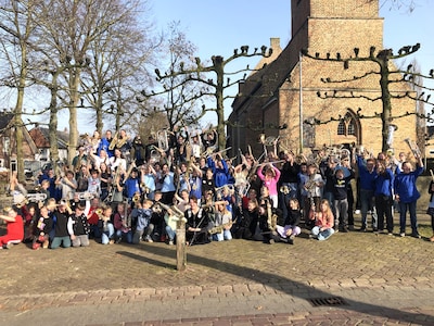 Play-inn met 100 jonge musici en ‘glow in the dark volleyballen’ in Sambeek