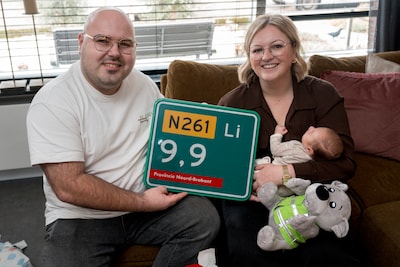 Amber bevalt op vluchtstrook van zoon Seff en krijgt uniek aandenken