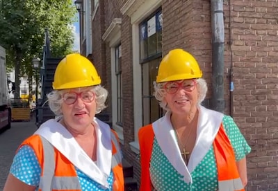 Zeven bomvolle zalen wachten op de sobere grappen van het Wijkse cabaretduo Til en Dien: ‘Wie had da