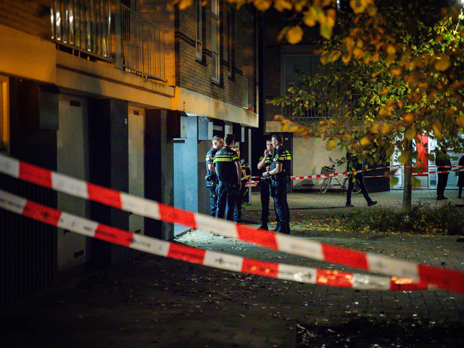 Politie schiet gewapende man dood in woning in Rozenburg, buren hoorden harde knal: ‘Was echt schrikken’