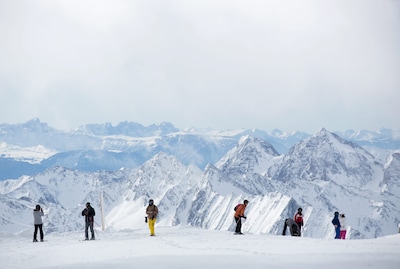 Ernstige skibotsing in Tirol: Nederlandse (55) zwaargewond achtergelaten, dader gezocht