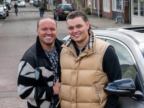 Frank van Etten (l) met zijn oudste zoon Jamy, kort voor de opening van autobedrijf VOLT.