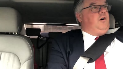 KIJK | Burgemeester Bruls doet karaoke van Nijmeegs stadslied ‘Al moet ik krupe’