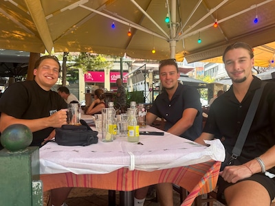 LIVE Olympiakos-NEC | Op terras in Athene groeit de spanning bij vrienden uit Groesbeek • Selectie g