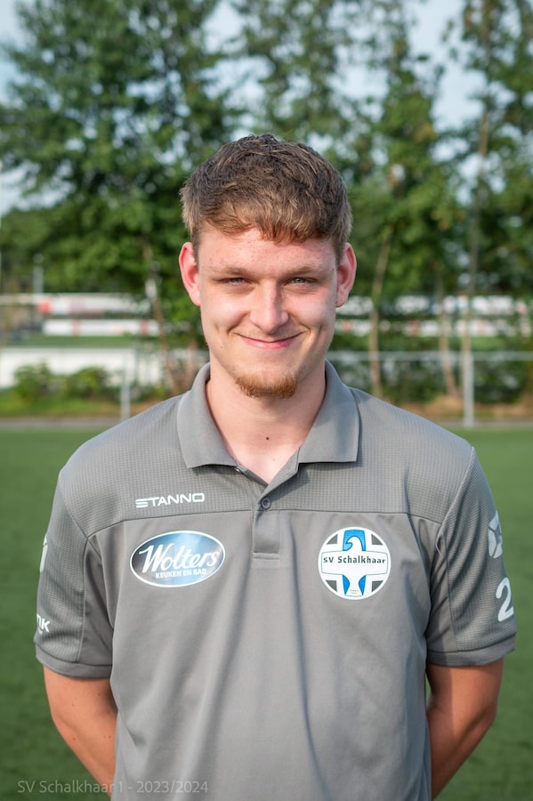 Janno (20) stapt in de Ford Ka waar hij zelf voor heeft gespaard, maar ...