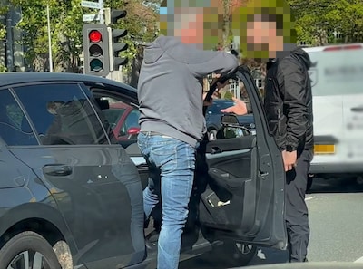 Nederlandse wegpiraat treitert Duitse lesauto en zoekt confrontatie bij stoplicht: ‘Hij zit er bovenop, hè!’