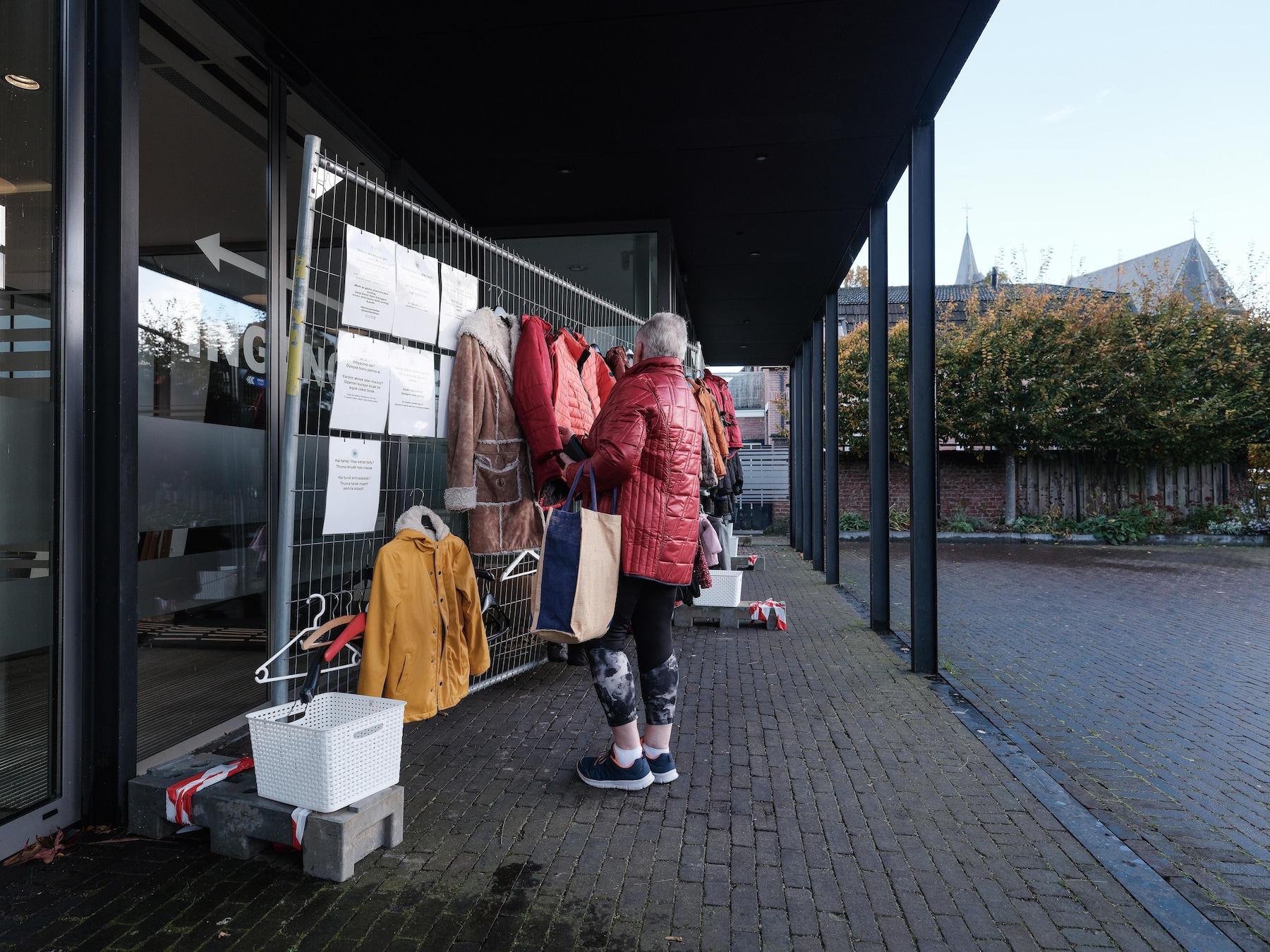 ‘Echt gratis?’: Actie in Aalten geeft minima warme jassen en doorbreekt taboes