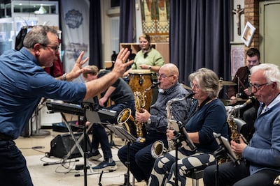 Showorkest Riverland zoekt jonge aanwas, want Rob (79) blijft niet eeuwig saxofonist