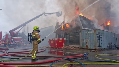 Kors ziet hoe zijn nieuwe huis in vlammen opgaat: ‘Ik zou volgende week mijn huis te koop zetten’