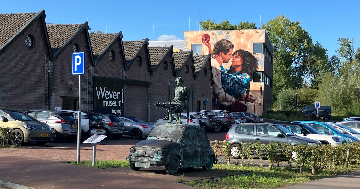 Automobilist zoekt in Geldrop massaal gratis parkeerplek bij de Weeffabriek na invoering betaald par