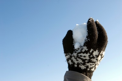 Politie grijpt in bij uit de hand gelopen sneeuwballengevecht in Wageningen