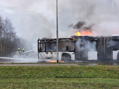 Lijnbus gaat in vlammen op bij Wageningen Universiteit
