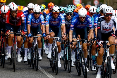 LIVE Milaan-San Remo | Tadej Pogacar ondanks val in de aanval op Cipressa, Mathieu van der Poel vlotjes mee met wereldkampioen