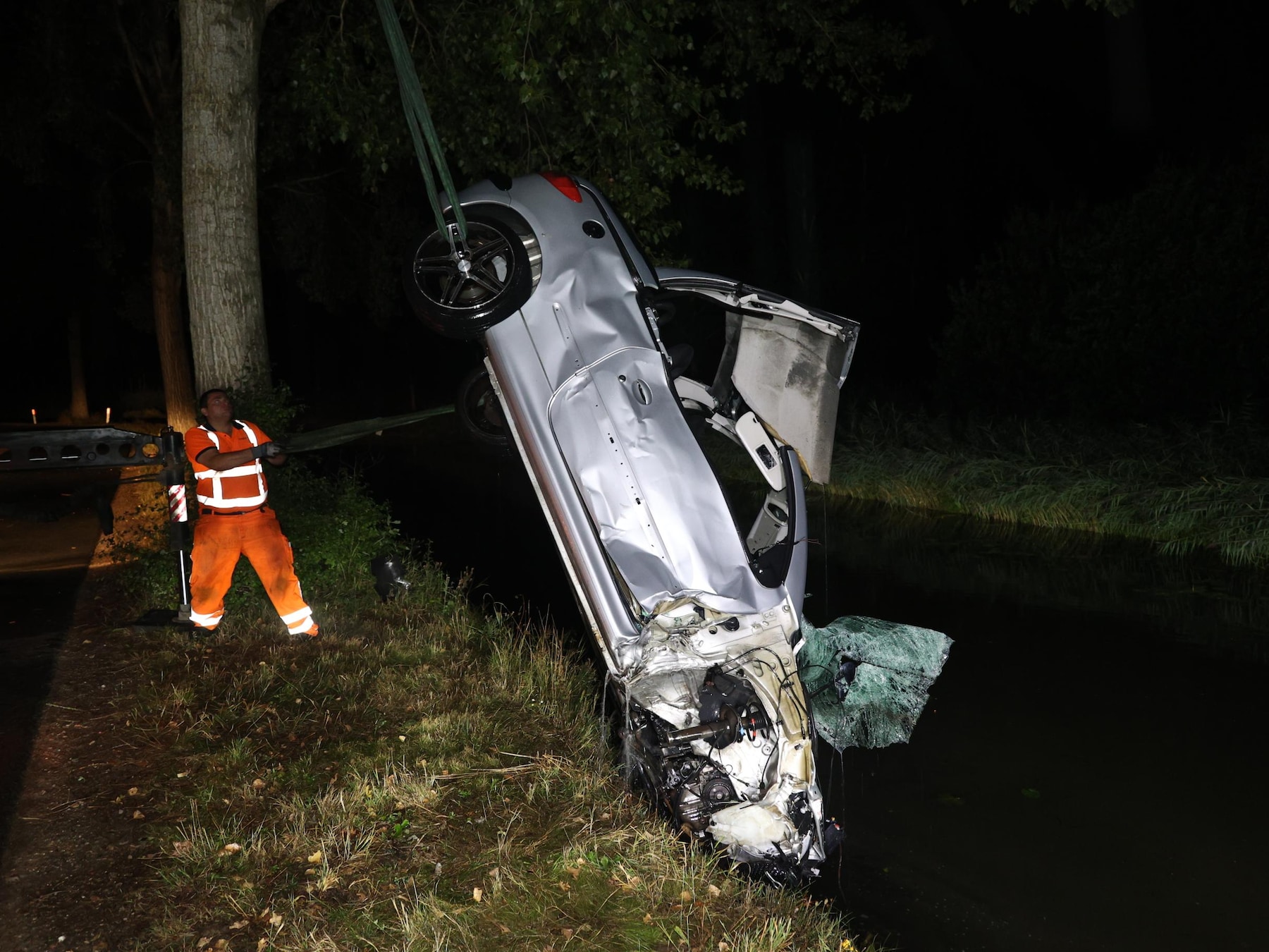 Auto raakt te water in Acquoy, bestuurder naar ziekenhuis