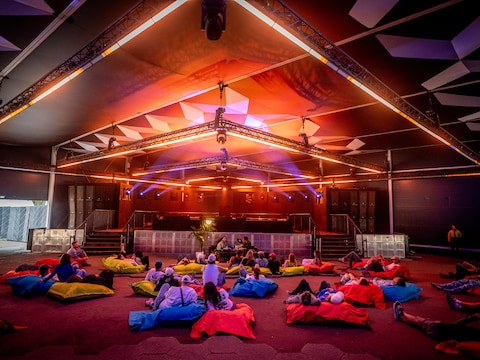 Morning Rave, percussie of luisteren naar plaatjes vanaf de zitzak: zo ontwaakt Down The Rabbit Hole