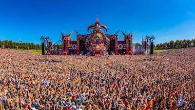 Onrust bij Defqon.1 na vroegtijdige beëindiging vanwege extreme hitte, politie massaal aanwezig