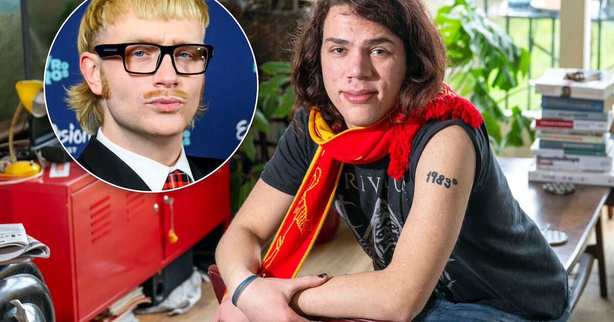 Joost Klein zette zijn handtekening op de arm van Jaro (20) en die liet ...