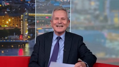 BBC-nieuwslezer schiet live op tv in de lach door dubbelzinnige tekst: 4 miljoen views in een paar dagen