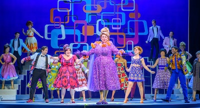 Vijf sterren voor dansmusical Hairspray, hele cast swingt de pan uit