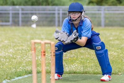 Noor (18) ontdekt na een clinic een familietraditie: de vijfde generatie die cricket speelt