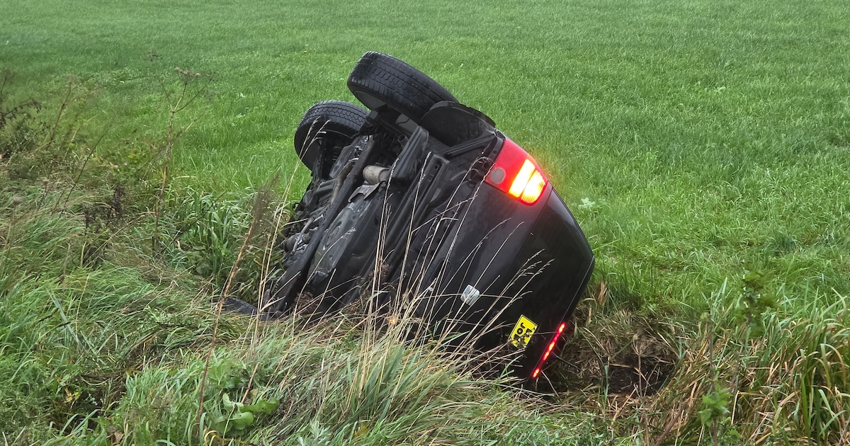 Auto rijdt rechtdoor op t-splitsing en belandt in de sloot in Bennekom