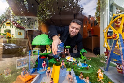 Vijftiger Hans speelt nog steeds met Playmobil: honderden mensen lopen dagelijks langs zijn diorama’s