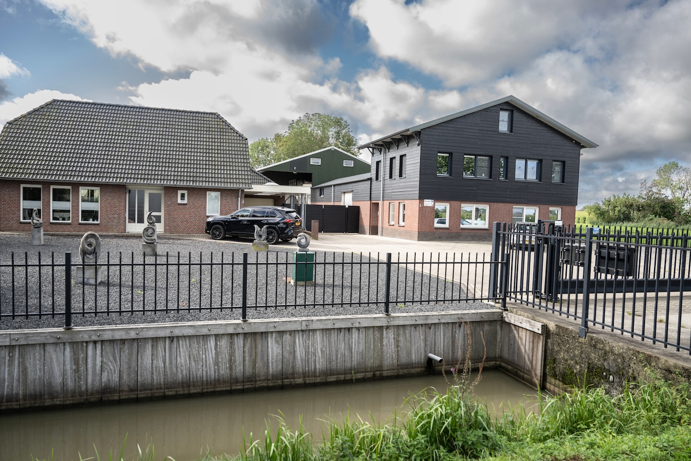 Deze nertsenstallen staan al jaren leeg, maar woningen bouwen mag niet ...