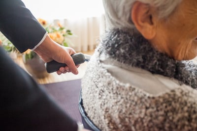 Thuishulp laat zich in testament van kwetsbare man (90) opnemen en sluist 21.000 euro naar eigen rekening