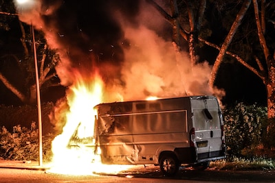 Marokkaans voetbalfeest slaat in de loop van de avond om: bestelbusje uitgebrand en politie bekogeld