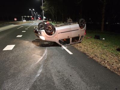 Auto ondersteboven op N18 bij Doetinchem
