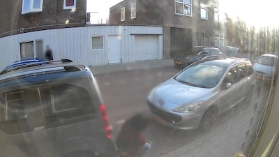 Vrouw hurkt tussen auto’s op camerabeeld: wijk zit met ranzig wildpoep­probleem en zonder aanpak