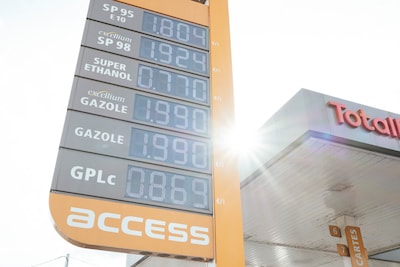 Oorlog in Iran stuwt olieprijs op tot boven de 100 dollar