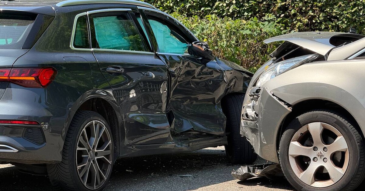 Twee auto's zwaar beschadigd na botsing op kruising in Wehl