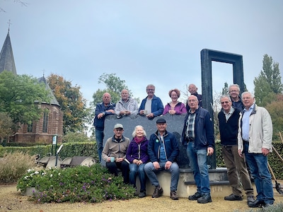 Vrijwilligers onderhouden plantsoen en monument en weefdraden verbinden bezoekers