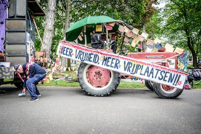 Luide demonstratie trekt door de straten van Utrecht vóór ‘vrijheid, verbondenheid en anarchie’