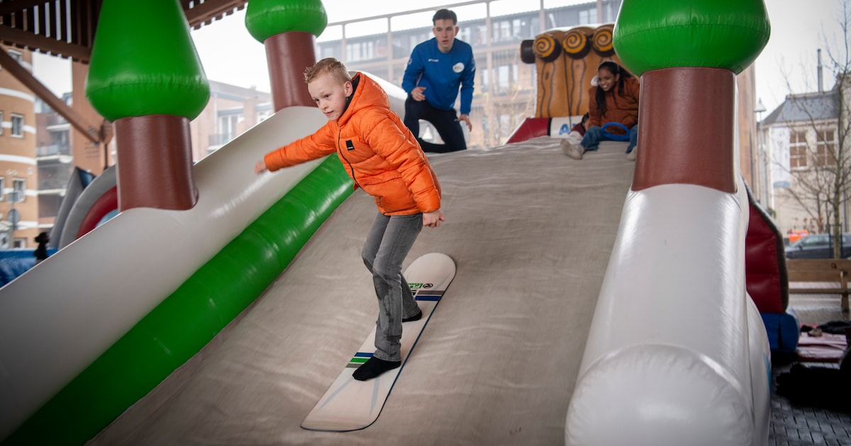 Jools (9) skiet op het Marktplein in Apeldoorn: ‘Nu ben ik ook een soort van op wintersport geweest’