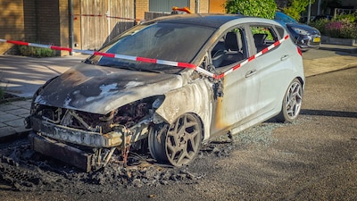 Buurjongen hoort knal en ziet vlammen: ‘nieuwe auto’ staat in brand
