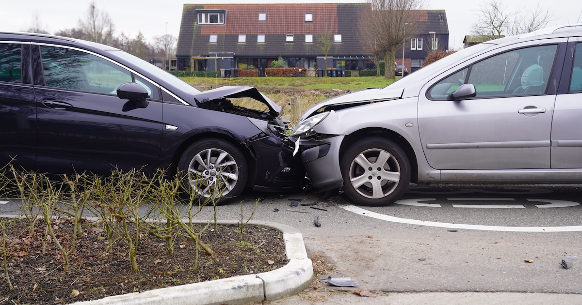 Auto botsen tegen elkaar bij wegversmalling in Schalkhaar