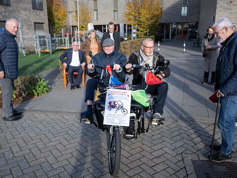 Het Elisabeth krijgt een tweede duofiets van het echtpaar Van Tiem. Op de fiets links Wim Ariëns (90) met vrijwilliger Gerard van Zwam. Ariëns maakt zo vaak mogelijk een ritje.