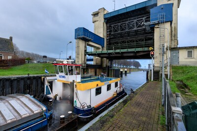 Sluis Sint-Andries gestremd voor scheepvaart; kortsluiting dreigde na lekkage