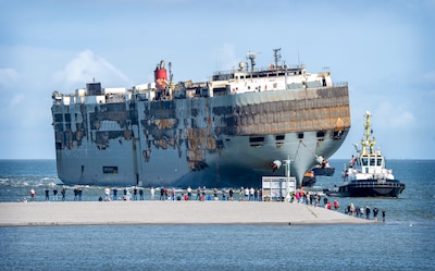 Eigenaar rampschip voor kust Ameland eist 44 miljoen van BMW: ‘Een elektrische auto was kapot’