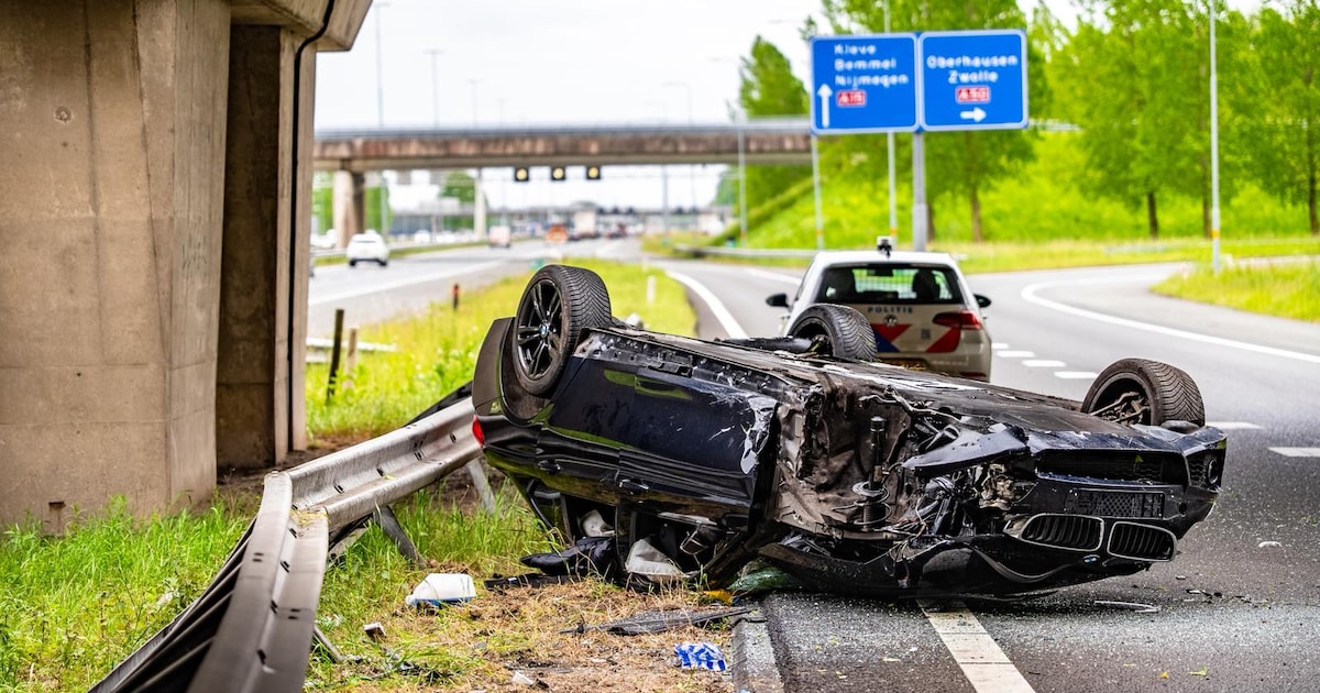 Automobilist raakt gewond als auto van viaduct stort en op z’n kop op de A15 belandt
