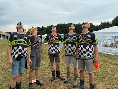 LIVE Zwarte Cross 2026 | Caravans spotten langs de weg • Handig: roze walkietalkie • Crossshirts & N